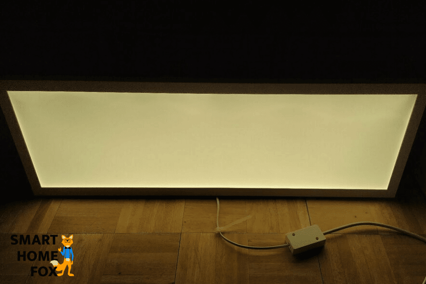 Rectechkiger Floalt Paneel von IKEA steht auf dem Boden und leuchtet weiss